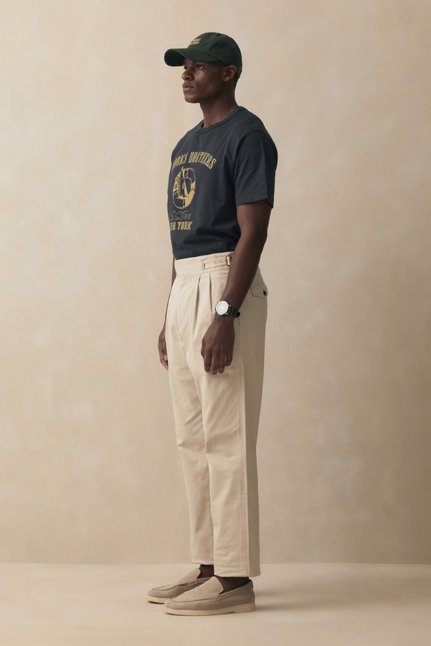 네이비 컬러의 레터링 그래픽 반팔 티셔츠입니다. 부드러운 면 저지 소재로 제작되어 편안한 착용감을 선사합니다. 캐주얼하고 베이직한 스타일로, 일상에서 폭넓게 활용하기 좋습니다. 그래픽 포인트 디자인으로 개성을 더했으며, 레귤러핏 라운드넥 디자인으로 깔끔한 실루엣을 연출합니다. 동네 마실룩이나 여행룩 등 편안한 스타일 연출에 용이합니다.
