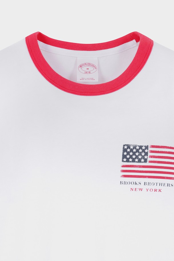 아메리카 그래픽 티셔츠 (화이트)는 캐주얼하고 미니멀한 스타일을 추구하는 남성을 위한 그래픽 티셔츠입니다. 봄, 여름에 착용하기 좋으며, 가슴 왼쪽에는 그래픽 프린트, 등면에는 프린팅 디테일이 더해져 포인트를 줍니다. 라운드넥, 반소매, 레귤러핏으로 편안한 착용감을 선사하며, 얇은 두께감과 부드러운 면 소재로 제작되어 활동성이 좋습니다. 동네 마실룩이나 여행룩에 활용하기 좋은 베이직 아이템입니다.
