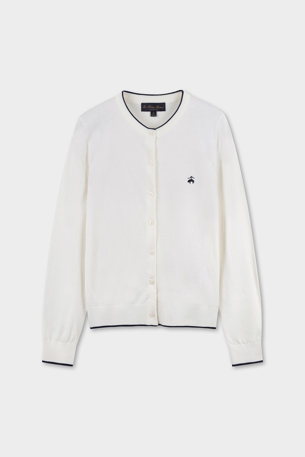 [여성] 코튼 배색 가디건 (화이트) (BBWCWB102AAFS)는 부드러운 면 소재로 제작되어 봄, 여름 시즌에 쾌적하게 착용할 수 있는 여성 가디건입니다. 라운드 넥과 긴 소매 디자인으로, 레귤러 핏의 베이직하고 클래식한 스타일을 연출합니다. 화이트 컬러 바탕에 배색 디테일이 더해져 미니멀하면서도 세련된 느낌을 줍니다. 버튼 여밈과 립 디테일, 브랜드 로고 자수 디테일이 특징이며, 데이트룩이나 카페룩 등 다양한 TPO에 활용 가능합니다.
