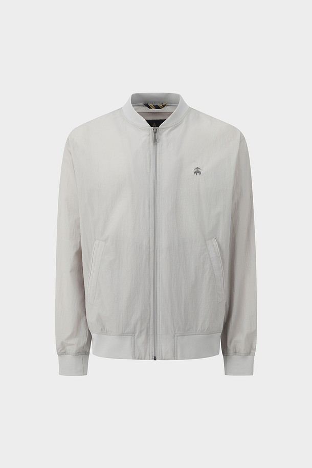 라이트 그레이 색상의 라이트 웨이트 봄버 재킷입니다. 남성용으로, 캐주얼, 스포티, 미니멀 스타일을 연출하기 좋습니다. 봄 시즌에 적합하며, 얇고 부드러운 촉감의 나일론, 면, 린넨, 폴리우레탄 혼방 소재로 제작되었습니다. 릴랙스 핏에 긴 소매, 집업 여밈 방식을 갖추었으며, 소매 밴딩과 신축성, 통기성이 특징입니다. 산책룩, 여행룩에 활용하기 좋은 아이템입니다.
