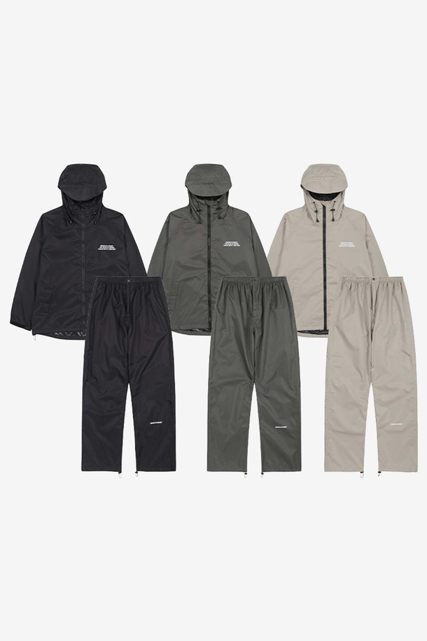 BW 레인 슈트는 캠핑 및 일상생활에서 활용하기 좋은 공용 레인슈트입니다. 블랙, 차콜, 베이지 색상으로 출시되었으며, 봄, 여름, 가을, 겨울 사계절 모두 착용 가능합니다. 스포티하고 캐주얼한 스타일의 무지 디자인이며, 레귤러 핏으로 편안하게 착용할 수 있습니다. 폴리에스테르와 폴리우레탄 소재로 제작되어 얇지만, 테프론 코팅, 방수, 발수, 방오 기능이 뛰어나 갑작스러운 비에도 끄떡없습니다. 메쉬 안감, 후드 스토퍼, 지퍼 플랩, 밑단 스토퍼, 밴딩 허리 등의 디테일이 돋보이며, 통기성과 경량성을 갖춰 활동성을 높였습니다.
