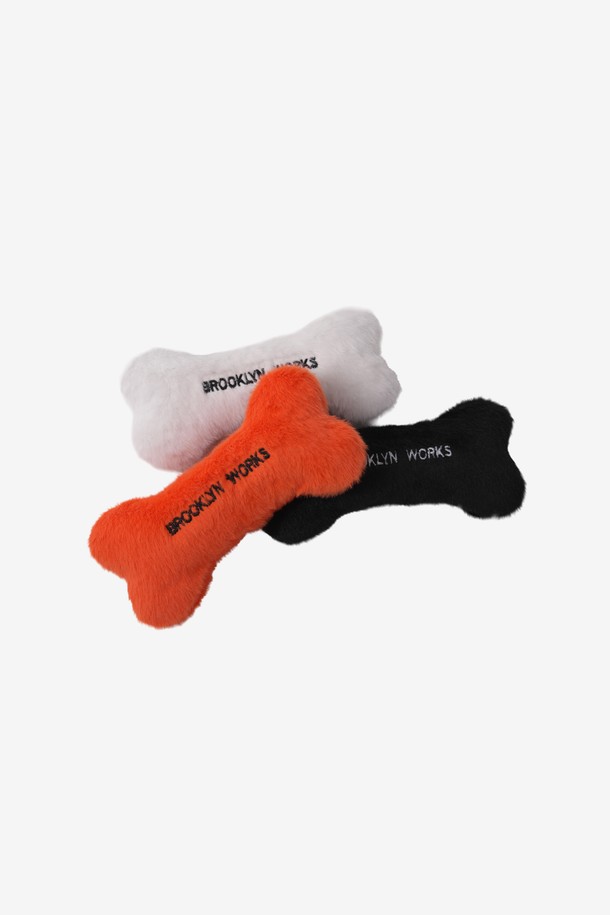 BW 펫 토이는 반려동물의 즐거움을 위해 디자인된 장난감입니다. 부드러운 폴리에스테르 소재로 제작되었으며, 블랙, 화이트, 오렌지 세 가지 컬러 옵션을 제공합니다. 삑삑 소리가 나는 스퀴커가 내장되어 있어, 반려동물의 청각을 자극하고 촉감 자극을 통해 즐거움을 더합니다. 크링클 텍스처와 감각 자극 디자인이 특징이며, 소형 사이즈로 제작되어 모든 연령대의 반려동물이 안전하게 가지고 놀 수 있습니다. 부드러운 스티칭 마감으로 반려동물이 안전하게 사용할 수 있도록 제작된 펫 토이입니다.
