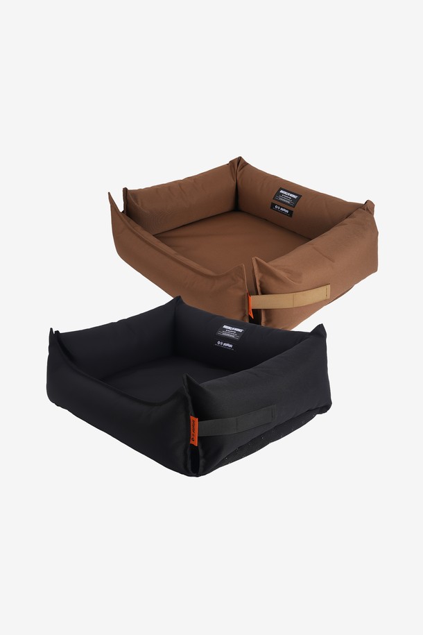 BW 펫 쿠션은 실내, 차량, 캠핑 등 다양한 환경에서 사용할 수 있는 반려동물 쿠션입니다. 블랙(Black)과 탄(Tan) 두 가지 색상으로 제공되며, 폴리에스테르 소재로 제작되어 튼튼합니다. 5개의 분리 쿠션과 2개의 분리형 커버로 구성되어 있으며, 전면 개방형 구조로 편리하게 사용할 수 있습니다. 탈부착 가능한 중앙 쿠션과 이동용 손잡이가 있어 실용적이며, 미끄럼 방지 바닥과 고밀도 방수 원단, 스크래치 방지 소재로 제작되어 내구성을 높였습니다.
