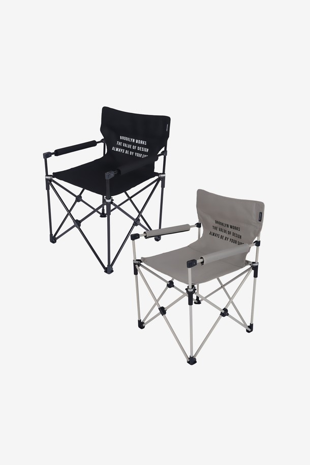 BW 슬림 하이 체어는 캠핑, 아웃도어, 실내에서 다용도로 사용 가능한 의자입니다. 블랙과 그레이 두 가지 색상으로 제공되며, 600D 폴리에스터 원단을 사용하여 제작되어 내구성이 뛰어납니다. X자형 스틱 프레임 구조로 안정성을 높였으며, 분리형 팔걸이와 등받이 수납 포켓을 갖춰 실용성을 더했습니다. 접이식 디자인으로 수납이 용이하며, 분리형 수납공간도 제공합니다. 무게는 3.5kg이며, 최대 100kg까지의 하중을 견딜 수 있습니다.
