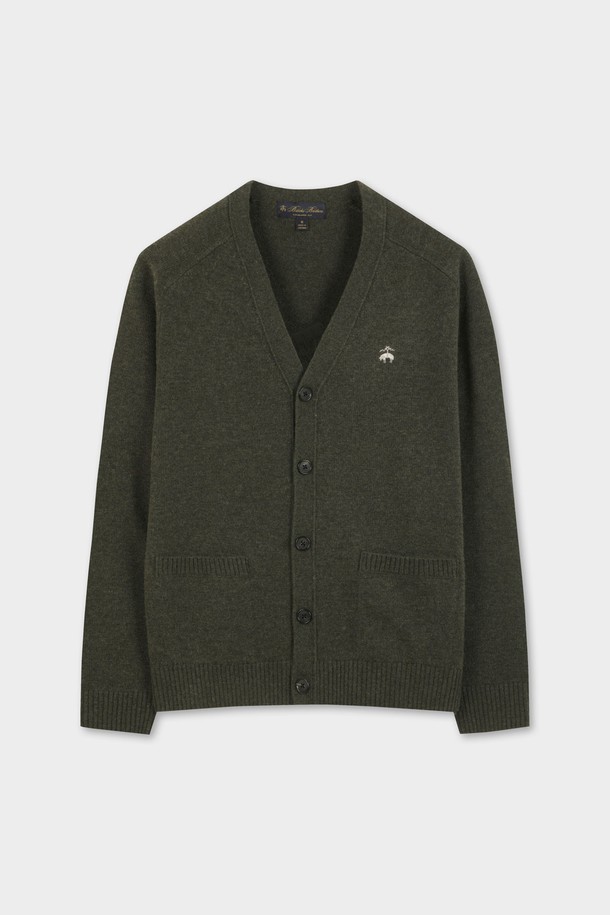 **울 가디건 (카키) (BBWCMBF405)**

가을, 겨울 시즌에 어울리는 베이직하고 클래식한 스타일의 울 가디건입니다. 두꺼운 두께감으로 보온성을 높였으며, 라글란 소매 디자인으로 편안한 착용감을 선사합니다. 부드러운 V넥 라인과 싱글 버튼 여밈으로 깔끔한 실루엣을 연출하며, 골든 플리스 로고 디테일이 은은한 포인트를 더합니다. 데일리룩에 활용하기 좋은 레귤러핏 카키 컬러의 울 가디건입니다.
