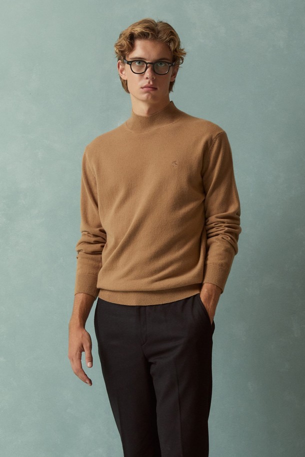 부드러운 촉감의 울캐시미어 솔리드 하프넥 스웨터 (베이지) (BBWUMBF404)입니다. 울 90%, 캐시미어 10% 혼방 소재로 제작되어 가을과 겨울에 따뜻하게 착용하기 좋습니다. 베이직한 스타일로 다양한 룩에 매치하기 용이하며, 하프넥 디자인으로 세련된 분위기를 연출합니다. Golden Fleece 로고 디테일이 돋보이며, 데일리룩, 오피스룩, 모임룩 등 TPO에 구애받지 않고 활용할 수 있습니다. 클래식, 미니멀, 캐주얼 스타일을 즐겨 입는 분들께 추천합니다.
