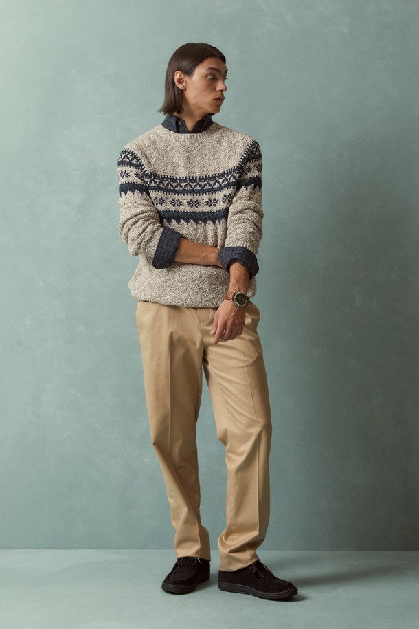 코튼 페어아일 크루넥 스웨터 (멀티)는 가을과 겨울에 따뜻하게 입을 수 있는 레귤러핏의 긴소매 스웨터입니다. 부드러운 면 소재로 제작되어 편안한 착용감을 선사하며, 두꺼운 두께감으로 보온성을 높였습니다. 클래식한 스타일의 페어아일 패턴이 돋보이며, 어깨에서 가슴까지 이어지는 노르딕 디자인이 특징입니다. 데일리룩으로 활용하기 좋으며, 멀티, 베이지, 네이비 세 가지 색상으로 만나볼 수 있습니다.
