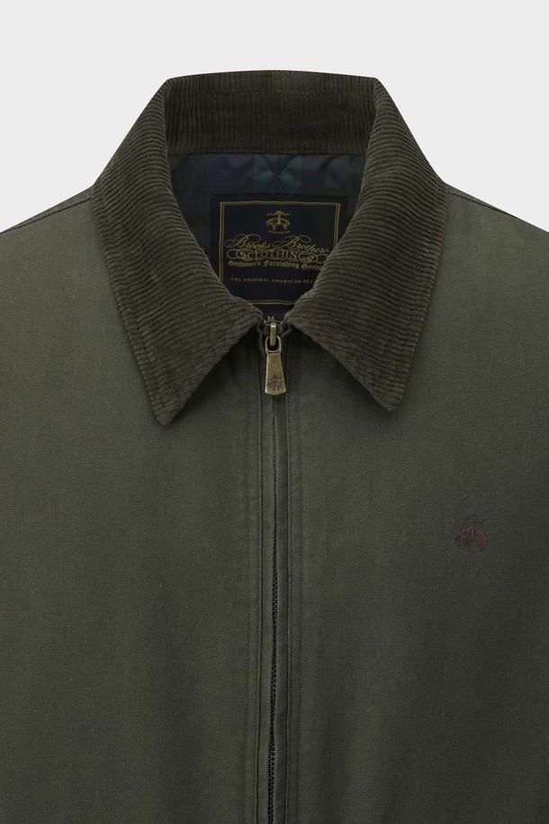 [HERITAGE] 워시드 워크 재킷 (카키) (BBOPMHF306)은 캐주얼, 워크웨어, 미니멀 스타일을 추구하는 남성들을 위한 아우터입니다. 봄, 가을에 어울리는 중간 두께의 면 소재로 제작되었으며, 워싱 가공을 통해 부드러운 촉감을 제공합니다. 레귤러핏으로 제작되었으며, 긴 소매와 칼라, 포켓 디테일이 특징입니다. 집업 여밈 방식과 무지 패턴으로 심플함을 더하여 다양한 가을 나들이룩에 활용하기 좋습니다. 카키 컬러의 워시드 워크 재킷은 당신의 스타일을 더욱 돋보이게 해줄 것입니다.
