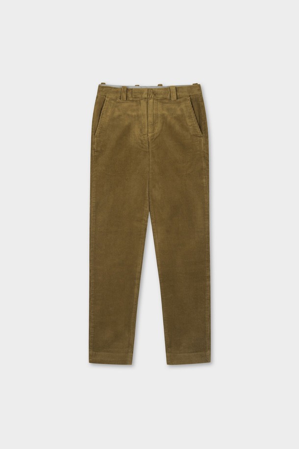 슬림핏 8W 코듀로이 팬츠 (브라운) (BBPCMNF402)는 가을, 겨울 시즌 착용하기 좋은 남성용 코듀로이 팬츠입니다. 클래식 스타일을 기반으로 하며, 출근룩, 겨울 데일리룩, 모임룩 등 다양한 TPO에 활용할 수 있습니다. 브라운 컬러의 8W 골지 코듀로이 소재로 제작되었으며, 허리에서 밑단까지 일자로 떨어지는 플랫 프론트 디자인과 슬림 핏, 테이퍼드 핏으로 세련된 실루엣을 연출합니다. 신축성 있는 스트레치 소재를 사용하여 편안한 착용감을 제공하며, 미니멀, 캐주얼 스타일과도 잘 어울립니다.
