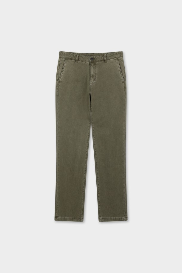 가먼트다잉 팬츠 (카키)는 면과 폴리우레탄 혼방 소재로 제작되어 부드러운 촉감과 편안한 착용감을 제공합니다. 레귤러핏으로 제작되어 캐주얼하고 미니멀한 스타일을 연출하며, 봄, 여름, 가을 세 계절 모두 활용 가능합니다. 가먼트다잉 기법을 사용하여 자연스러운 색감과 빈티지한 느낌을 살렸으며, 스트레치성이 더해져 활동성을 높였습니다. 동네 마실룩이나 여행룩 등 편안한 스타일을 연출하고 싶을 때 제격입니다. 무지 디자인으로 어떤 상의에도 잘 어울려 활용도가 높습니다.
