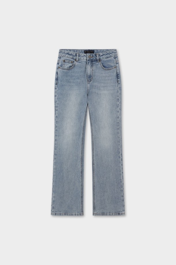 [여성] 플레어 데님 (블루)은 캐주얼한 스타일을 연출하기 좋은 여성 데님 팬츠입니다. 봄, 여름, 가을 계절에 적합하며, 데이트룩과 쇼핑룩에 잘 어울립니다. 루즈핏 플레어 디자인으로 편안하면서도 스타일리시한 느낌을 주며, 크롭 기장으로 시원하게 착용 가능합니다. 무지 패턴에 블루 컬러로 미니멀하고 클래식한 분위기를 더해줍니다. 데님 소재로 제작되어 튼튼하고 오랫동안 즐겨 입을 수 있습니다.
