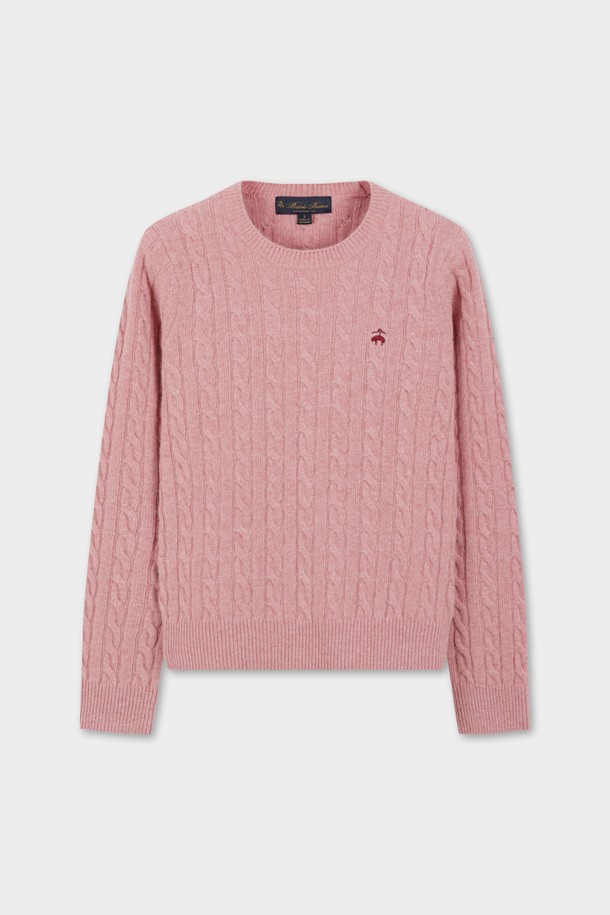 [여성] 울 케이블 스웨터 (핑크) (BBWRWBF401)는 부드러운 울 소재로 제작되어 가을과 겨울에 따뜻하게 입을 수 있는 여성용 니트 스웨터입니다. 클래식핏에 라운드넥 디자인으로, 데이트룩이나 겨울 데일리룩에 잘 어울리는 아이템입니다. 케이블 패턴이 돋보이며, Golden Fleece 로고 디테일로 포인트를 더했습니다. 클래식, 미니멀, 캐주얼 스타일을 모두 소화할 수 있어 활용도가 높습니다. 핑크 컬러가 여성스러운 분위기를 연출합니다.
