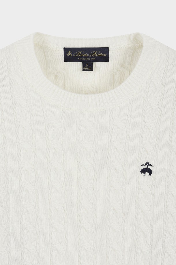 따뜻하고 포근한 여성 울 케이블 스웨터 (아이보리) 입니다. 클래식하고 베이직한 디자인으로 가을, 겨울에 활용하기 좋습니다. 부드러운 울 소재로 제작되어 뛰어난 촉감을 자랑하며, 라운드넥과 긴소매, 클래식핏으로 편안한 착용감을 선사합니다. 케이블 패턴이 돋보이며, 가슴 부분에는 Golden Fleece 로고 디테일이 있습니다. 겨울 데일리룩, 모임룩, 카페룩 등 다양한 TPO에 맞춰 클래식, 미니멀, 캐주얼 스타일을 연출해보세요.
