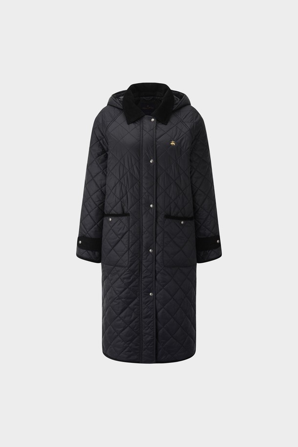 [여성] 후드퀼팅점퍼 (블랙) (BBOPWBF402)는 겨울철 추위를 막아줄 릴랙스핏의 캐주얼 점퍼입니다. 다이아몬드 퀼팅 패턴과 탈부착 가능한 후드로 디자인되어, 보온성을 높였습니다. 넉넉한 두께감과 긴 소매 기장으로 포근함을 더하며, 집업 방식과 골든플리스 로고 디테일이 돋보입니다. 나일론 소재로 제작되어 가볍고 편안하며, 일상, 산책, 집콕 등 다양한 TPO에 활용하기 좋습니다. 미니멀, 캐주얼, 클래식 스타일을 즐기는 여성에게 추천합니다.
