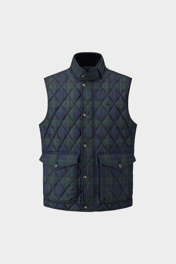 "퀼팅베스트 (멀티) (BBVPMBF401)"는 간절기에 활용하기 좋은 여성용 퀼팅 베스트입니다. 부드러운 폴리에스테르 소재로 제작되어 편안한 착용감을 제공하며, 써모어 패딩을 사용하여 보온성을 높였습니다. 캐주얼, 베이직 스타일을 기반으로 하며, 퀼팅 패턴이 돋보이는 디자인입니다. 레귤러핏과 버튼 여밈 방식으로, 가을 나들이룩이나 겨울 데일리룩에 클래식하고 미니멀한 무드를 더해줍니다. 민소매 기장으로 다양한 상의와 레이어드하기 좋습니다.
