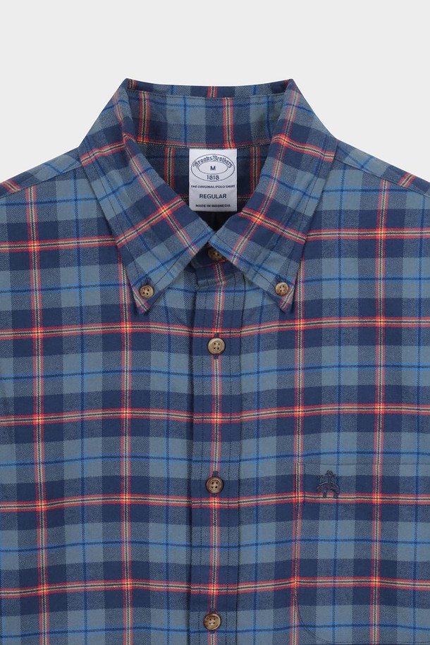 네이비 컬러의 플란넬 체크 셔츠 (BBTHMFF401)입니다. 부드러운 면 소재로 제작되어 가을, 겨울 시즌에 따뜻하고 편안하게 착용하기 좋습니다. 블랙워치 타탄체크 패턴과 버튼다운 칼라, 칼라 끝 버튼 디테일이 클래식하고 캐주얼한 스타일을 연출합니다. 레귤러핏으로 제작되어 유니버설 착용감을 선사하며, 데일리룩, 출근룩, 모임룩 등 다양한 TPO에 활용할 수 있습니다. 긴 소매 기장과 두꺼운 두께감으로 보온성을 높였습니다.
