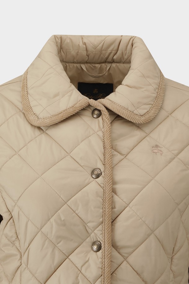 따뜻하고 포근한 여성 퀼팅 재킷 (베이지)입니다. 가을, 겨울철 일상생활에서 보온성을 더해주는 두꺼운 두께감의 나일론 소재로 제작되었습니다. 베이직하고 캐주얼한 스타일로, 밑단 스냅버튼과 로고 포인트 디테일이 돋보입니다. 레귤러핏에 긴 소매 기장으로 편안하게 착용 가능하며, 스냅 여밈 방식으로 간편하게 탈착할 수 있습니다. 겨울 데일리룩, 산책룩, 동네 마실룩 등 다양한 TPO에 맞춰 캐주얼, 클래식, 미니멀한 스타일을 연출해보세요.
