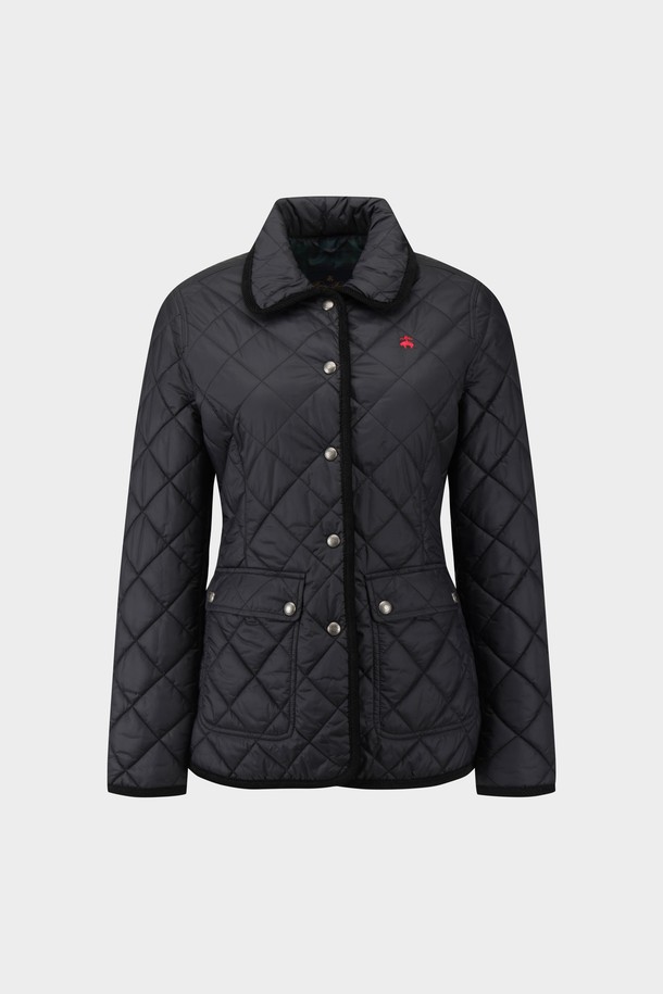 [여성] 퀼팅 재킷 (블랙) (BBOPWBF401)은 베이직하고 캐주얼한 스타일의 여성 겨울 아우터입니다. 두꺼운 두께감과 나일론 소재로 제작되어 보온성을 높였으며, 레귤러 핏으로 편안하게 착용할 수 있습니다. 긴 소매와 퀼팅 패턴이 특징이며, 밑단 스냅 버튼으로 실루엣 조절이 가능합니다. 일상, 산책, 여행 등 다양한 TPO에 활용 가능하며, 캐주얼, 미니멀, 클래식 스타일을 즐겨 입는 분들께 추천합니다. 골든플리스 로고가 디자인의 포인트를 더합니다.
