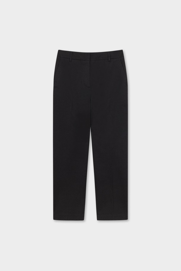 블랙 색상의 여성용 코튼 팬츠입니다. 면과 폴리에스테르 혼방 소재로 제작되어 부드러운 촉감을 선사하며, 사계절 내내 활용하기 좋습니다. 베이직한 스타일과 슬림핏, 스트레이트 핏으로 어떤 상의와도 잘 어울립니다. 출근룩, 오피스룩 등 TPO에 맞춰 미니멀, 클래식, 시크한 스타일을 연출할 수 있는 에센셜 디자인의 코튼 팬츠입니다. 무지 디자인으로 깔끔하고 세련된 느낌을 주며, 다양한 상의와 매치하여 폭넓은 스타일을 소화할 수 있습니다.
