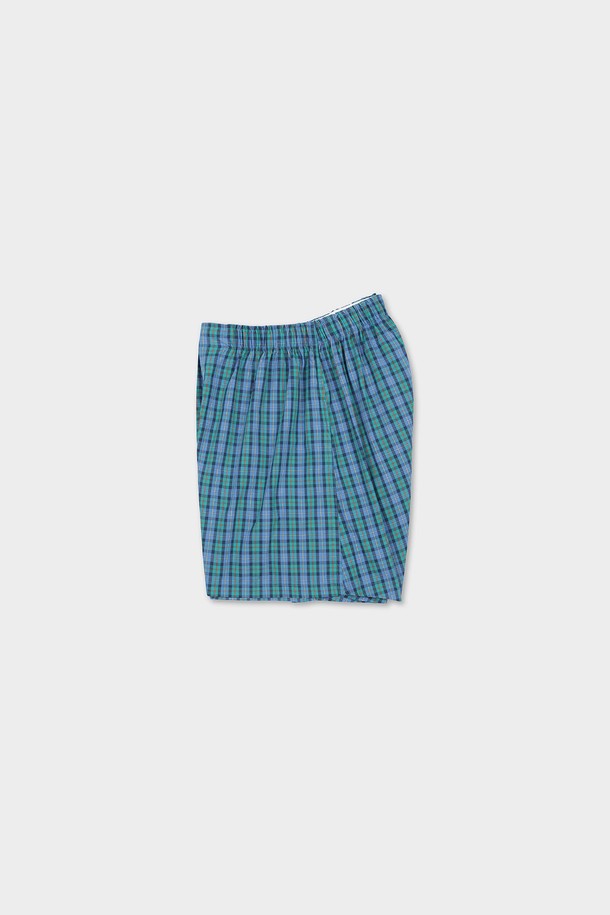 홀리데이 체크 박서 (블루) (BBAUMNF502)는 남성용 언더웨어 박서 팬츠입니다. 사계절 모두 착용 가능하며, 집콕룩, 여행룩에 적합합니다. 캐주얼, 미니멀, 클래식 스타일을 연출할 수 있으며, 탄력 있는 허리 밴드가 특징입니다. 시원하고 부드러운 코튼 소재에 블루 컬러의 체크 패턴으로 디자인되었습니다. 제품 번호는 BBAUMNF502입니다.
