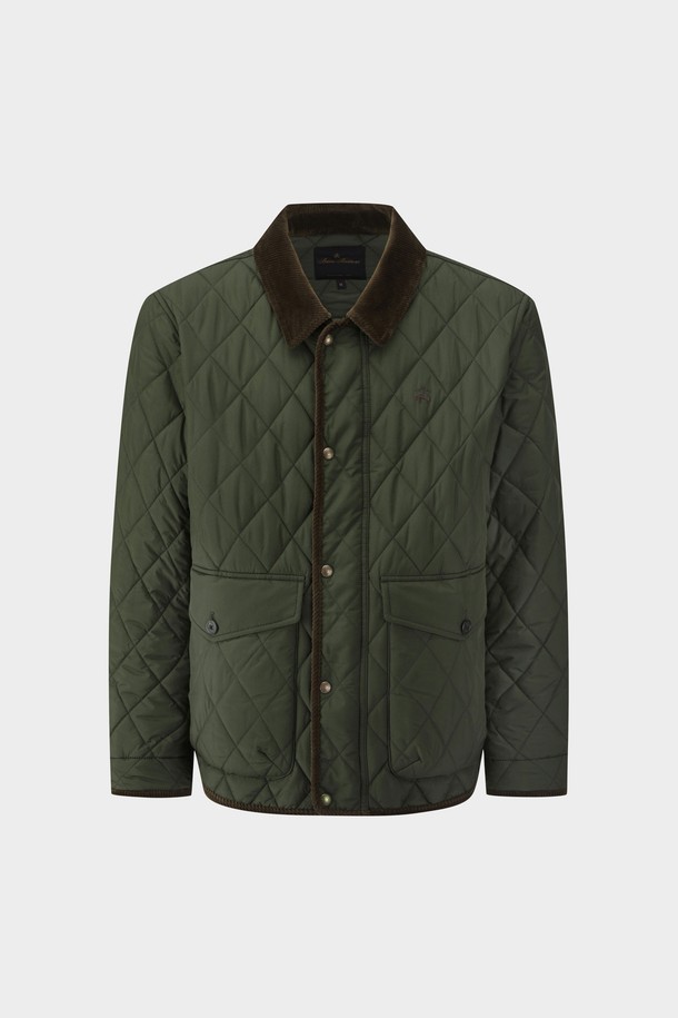 올리브 컬러의 퀼팅 점퍼 (BBOPMBF402)입니다. 봄, 가을 시즌에 착용하기 좋은 두꺼운 두께감의 레귤러핏 점퍼로, 캐주얼하고 베이직한 스타일을 연출합니다. 쏘모어 충전재를 사용하여 보온성을 높였으며, 코듀로이 디테일과 포켓 디테일이 특징입니다. 일상생활은 물론, 가을 나들이룩이나 동네 마실룩에 활용하기 좋습니다. 긴 소매 기장의 버튼 여밈 방식으로, 캐주얼, 클래식, 미니멀 스타일을 즐겨 입는 분들께 추천합니다.
