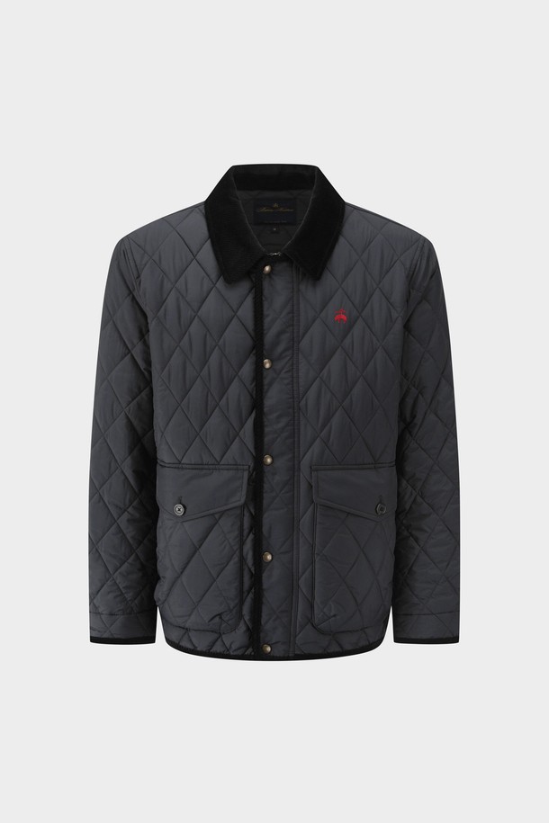 다크 네이비 컬러의 퀼팅 점퍼입니다. 가을, 봄 시즌에 어울리는 캐주얼하고 베이직한 스타일의 아우터로, 일상 속 편안함을 더합니다. 퀼팅 스티치와 코듀로이 디테일이 돋보이며, Thermore 충전재를 사용하여 보온성을 높였습니다. 레귤러 핏에 스냅 여밈 방식으로 간편하게 착용할 수 있으며, 동네 마실룩이나 가을 나들이룩에 매치하기 좋습니다. 폴리에스테르 소재로 제작되어 부드러운 촉감을 선사합니다.
