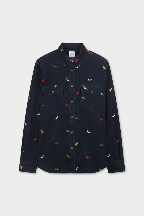 네이비 컬러의 플란넬 버드 패턴 셔츠 (BBTHMFF402)입니다. 가을, 겨울에 어울리는 클래식 스타일의 긴소매 플란넬 셔츠로, 1900년대에 처음 선보인 폴로 버튼다운 디자인을 기반으로 제작되었습니다. 셔츠 전면에 버드 프린트와 스코티쉬 타탄 패턴이 적용되어 있으며, 셔츠 칼라 끝에는 단추 디테일이 돋보입니다. 레귤러 핏으로 제작되어 편안한 착용감을 선사하며, 데일리룩, 데이트룩, 카페룩 등 다양한 TPO에 활용하기 좋습니다. 면 소재로 제작되어 부드러운 촉감을 자랑합니다.
