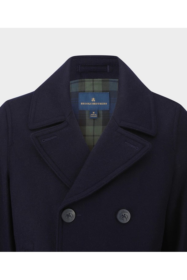 세련된 무드의 네이비 컬러 울 피코트입니다. 클래식하고 모던한 스타일로, 겨울과 간절기에 착용하기 좋습니다. 두꺼운 두께감으로 보온성을 높였으며, 레귤러핏으로 편안하게 착용 가능합니다. 더블 버튼 여밈 방식과 숏 기장의 디자인으로, 다양한 룩에 활용하기 좋습니다. 사이드 포켓 디테일로 실용성을 더했습니다. 겨울 데일리룩, 출근룩, 모임룩 등 폭넓게 활용할 수 있으며, 미니멀하고 시크한 스타일을 연출하기에 좋습니다.
