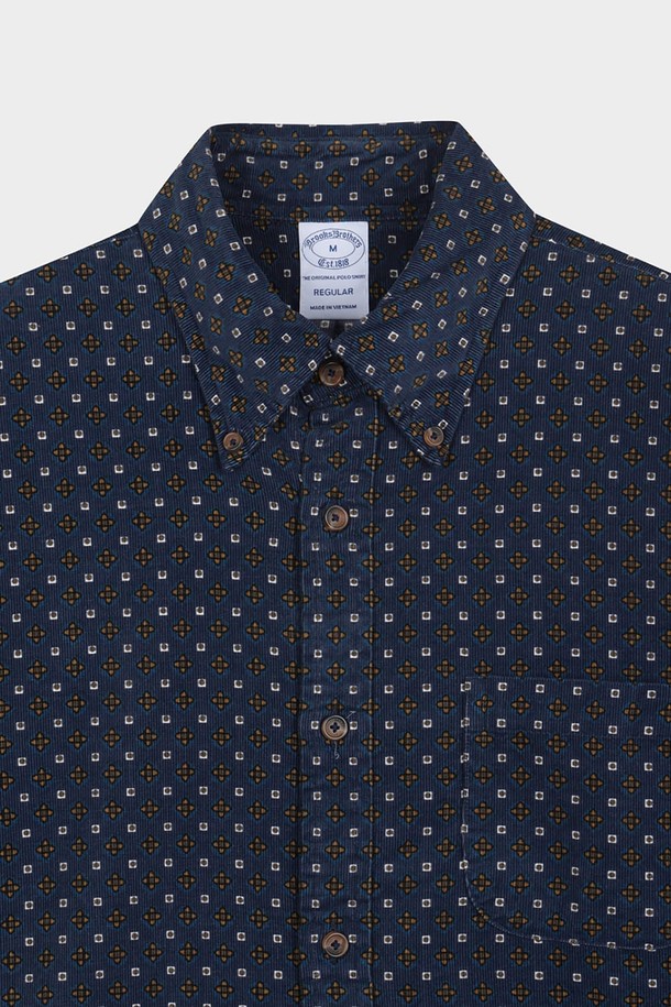 네이비 컬러의 코듀로이 페이즐리 패턴 셔츠(BBTHMMF402)입니다. 부드러운 촉감의 코듀로이와 면 혼방 소재로 제작되어, 사계절 내내 활용 가능합니다. 레귤러 핏에 긴 소매, 칼라 디테일로 캐주얼하면서도 클래식한 스타일을 연출합니다. 워싱 가공을 통해 자연스러운 색감을 살렸으며, 단독으로 또는 이너웨어와 레이어드하여 다양한 스타일을 시도할 수 있습니다. 치노 팬츠나 데님과 매치하여 데이트룩, 카페룩 등 다채로운 TPO에 활용해보세요.
