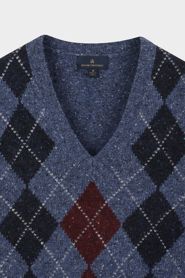 울 아가일 패턴 베스트 (블루) (BBWVMFF401)는 가을, 겨울 시즌에 활용하기 좋은 클래식 스타일의 베스트입니다. 부드러운 촉감의 울 80%, 폴리아미드 20% 혼방 소재로 제작되어 보온성이 뛰어나며, 두꺼운 두께감으로 따뜻하게 착용할 수 있습니다. 셔츠나 터틀넥과 레이어드하여 스타일리시하게 연출하거나, 재킷 안에 이너로 활용하여 보온성을 높일 수 있습니다. 레귤러핏에 V넥 디자인, 민소매 기장으로 제작되었으며, 정교한 니팅 기술로 아가일 패턴을 섬세하게 표현했습니다. 겨울 데일리룩, 오피스룩, 모임룩 등 다양한 TPO에 맞춰 클래식, 미니멀, 캐주얼 스타일을 연출해보세요.
