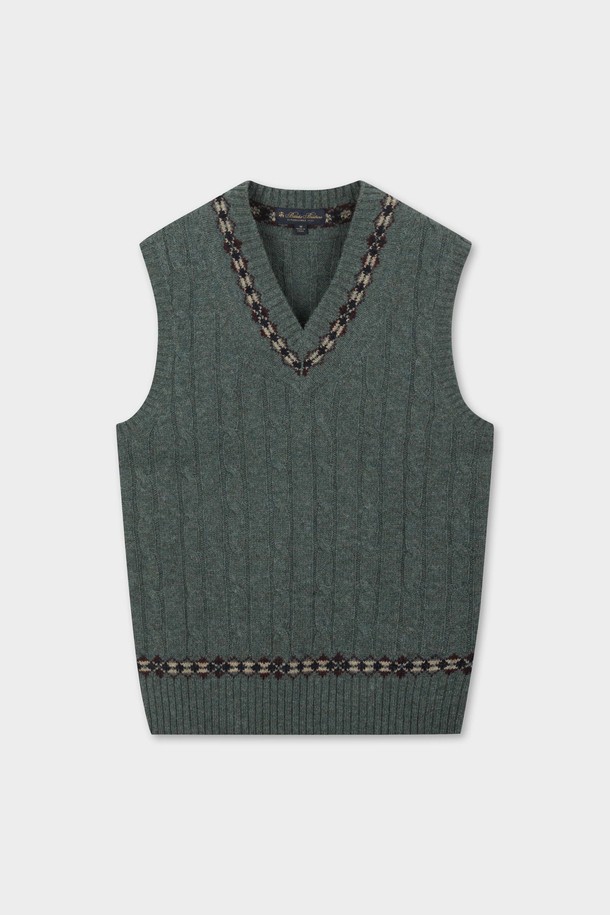 이번 겨울, 클래식한 무드를 더해줄 울 케이블 패턴 베스트 (그린) (BBWVMMF401)입니다. 서들랜드 울 소재를 사용하여 가볍지만 뛰어난 보온성을 자랑하며, 러스틱한 촉감이 특징입니다. 클래식한 핏과 V넥 디자인, 페어아일 네크라인 디테일이 빈티지한 감성을 선사합니다. 다양한 이너와 레이어링하여 개성 있는 스타일을 연출하거나, 테니스 스타일을 연출하여 단품으로도 멋스럽게 착용할 수 있습니다. 겨울 데일리룩에 포인트를 더해줄 이너 아이템으로 활용해 보세요.
