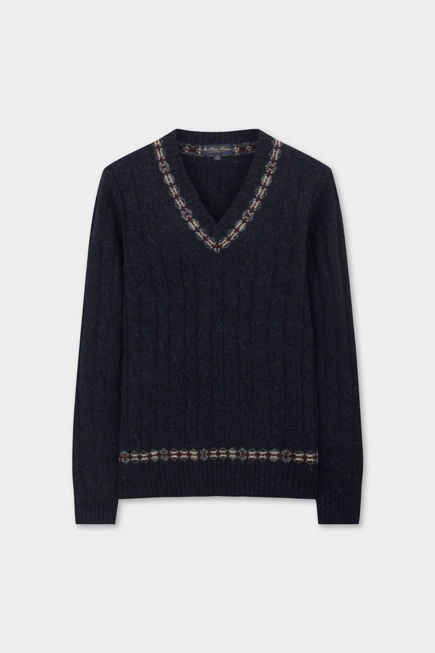 네이비 컬러의 울 케이블 브이넥 스웨터입니다. 셰틀랜드 울 소재를 사용하여 부드러운 촉감과 뛰어난 보온성을 자랑합니다. 클래식한 디자인에 테니스 스타일 니트와 페어아일 넥라인 디테일이 더해져 세련된 분위기를 연출합니다. 겨울 데일리룩, 데이트룩, 모임룩 등 다양한 TPO에 활용 가능하며, 미니멀, 캐주얼 스타일에도 잘 어울립니다. 따뜻하고 스타일리시한 겨울을 위한 필수 아이템입니다.
