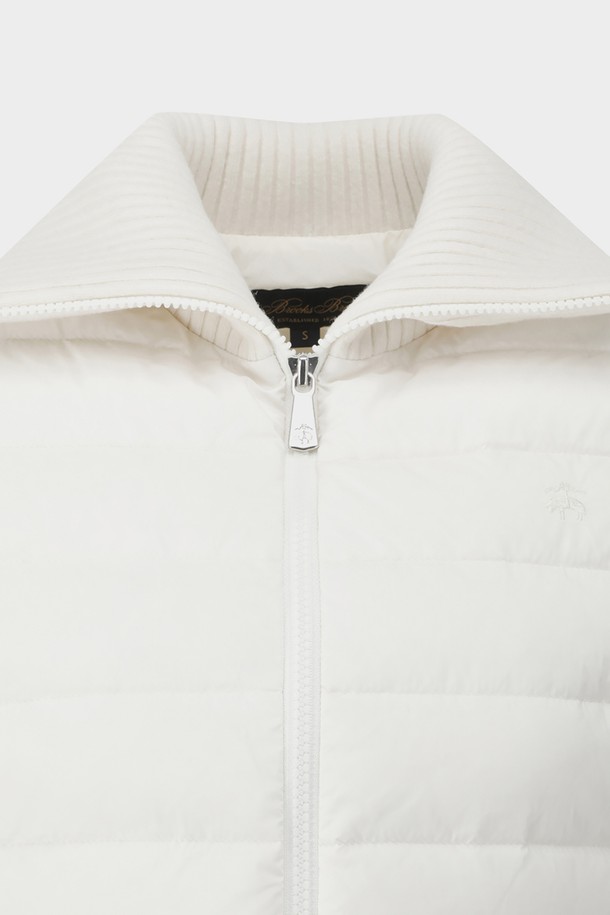 **[여성] 니트블록점퍼 (아이보리) (BBOPWBF403)**는 가을과 겨울철, 일상에서 따뜻하게 착용하기 좋은 여성 니트 블록 점퍼입니다. 부드러운 촉감의 두꺼운 니트 소재로 제작되었으며, 레귤러핏으로 편안한 착용감을 선사합니다. 아이보리 컬러에 무지 패턴으로 디자인되어 다양한 스타일의 연출이 가능하며, 집업 여밈 방식으로 간편하게 착용할 수 있습니다. 니트 소매 배색이 포인트이며, 크롭 기장으로 트렌디함을 더했습니다. 겨울 데일리룩, 집콕룩, 산책룩 등 캐주얼하고 미니멀한 스타일로 활용하기 좋습니다.
