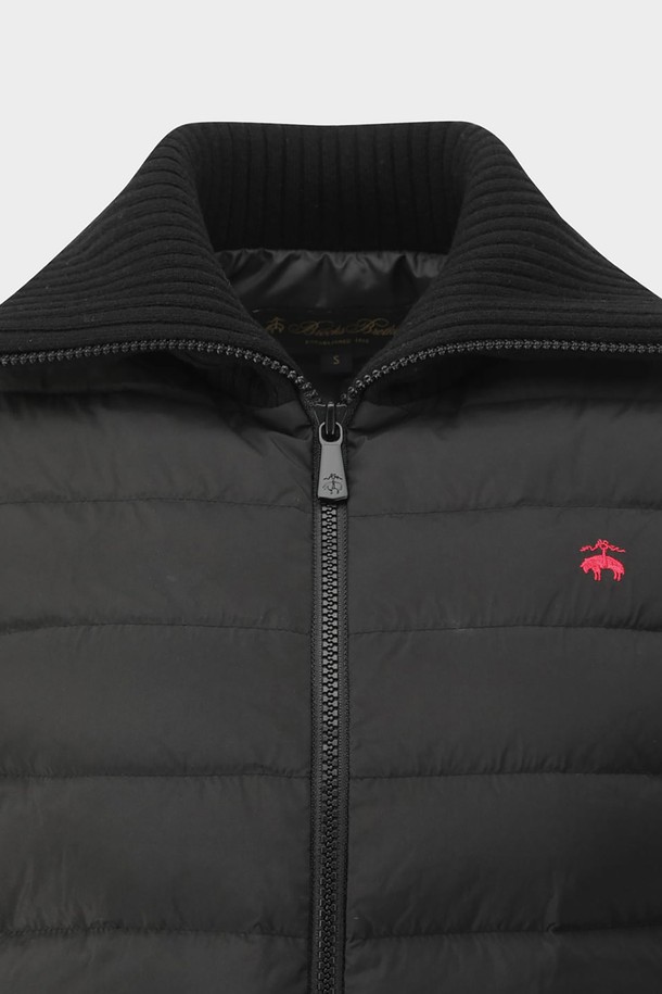 [여성] 니트블록점퍼 (블랙) (BBOPWBF403)는 겨울철 데일리룩에 적합한 여성용 아우터입니다. 베이직, 미니멀, 클래식 스타일을 아우르며, 두꺼운 두께감과 부드러운 촉감의 폴리에스테르 소재로 제작되었습니다. 블록 패턴과 집업 여밈 방식, 긴 소매 기장이 특징이며, 크롭 기장으로 세련된 실루엣을 연출합니다. 다운충전재와 보온성, 경량 디자인으로 따뜻하고 편안하게 착용 가능하며, 골든플리스 로고가 돋보입니다.
