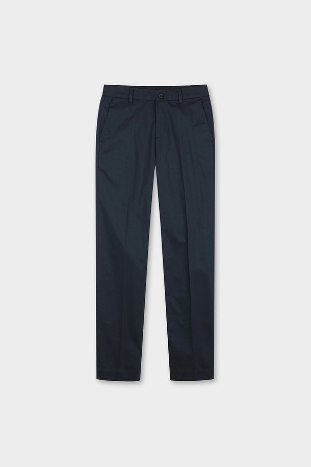 네이비 컬러의 레귤러핏 코튼 스트레치 어드밴티지 치노 (BBPCMFZ502)입니다. 면 소재로 제작되어 봄, 가을에 착용하기 좋으며, 베이직하고 클래식한 스타일을 연출합니다. 출근룩 또는 비즈니스 캐주얼에 적합하며, 미니멀하고 클래식한 분위기를 더합니다. 레귤러핏으로 편안한 착용감을 제공하며, 스트레치 기능이 있어 활동성을 높여줍니다. 무지 디자인으로 다양한 상의와 손쉽게 매치할 수 있습니다.
