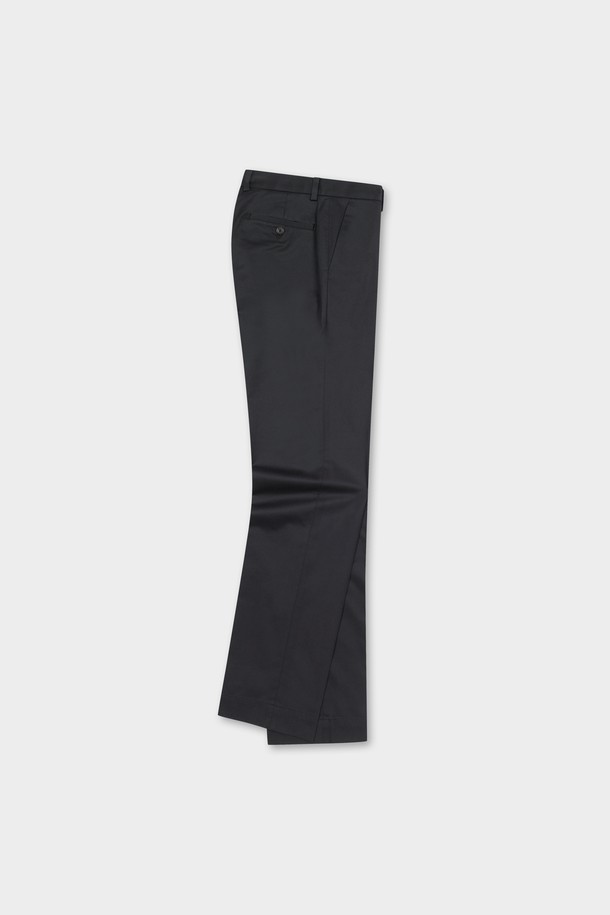 레귤러핏 코튼 스트레치 어드밴티지 치노 (블랙)는 베이직하고 캐주얼한 스타일의 남성용 치노 팬츠입니다. 부드러운 촉감의 면 소재에 스트레치 기능이 더해져 편안한 착용감을 선사합니다. 봄, 여름, 가을 시즌에 활용하기 좋으며, 출근룩이나 비즈니스 캐주얼 스타일에도 잘 어울립니다. 미니멀하고 클래식한 스타일을 선호하는 분들께 추천하며, 레귤러핏으로 제작되어 편안한 핏을 제공합니다. 무지 디자인의 블랙 컬러로 다양한 상의와 손쉽게 매치할 수 있습니다.
