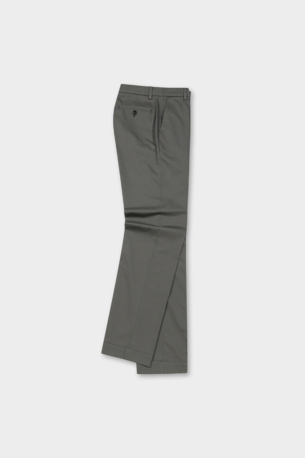 레귤러핏 코튼 스트레치 어드밴티지 치노 (마그넷) (BBPCMFZ502)는 남성용 치노 팬츠입니다. 부드러운 촉감의 면과 스판덱스 혼방 소재로 제작되어 편안한 착용감을 제공하며, 봄, 가을에 적합합니다. 베이직하고 캐주얼한 스타일로, 레귤러핏 디자인과 무지 패턴이 특징입니다. 출근룩과 비즈니스 캐주얼에 활용하기 좋으며, 캐주얼, 클래식, 미니멀 스타일을 즐겨 입는 분들께 추천합니다. 색상은 마그넷과 그레이 두 가지로 출시되었습니다.
