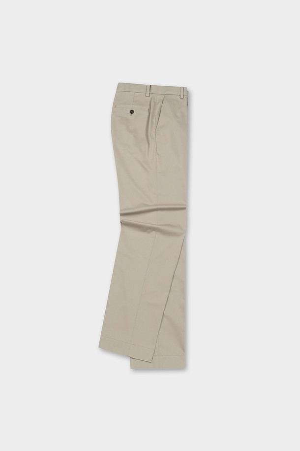 레귤러핏의 브리티쉬카키 컬러 코튼 스트레치 어드밴티지 치노 (BBPCMFZ502)입니다. 면 소재로 제작되어 편안한 착용감을 제공하며, 봄, 여름, 가을 세 계절 모두 활용 가능합니다. 베이직하고 캐주얼한 스타일로, 출근룩이나 비즈니스 캐주얼에도 적합합니다. 레귤러핏 디자인에 스트레치 기능까지 더해져 활동성을 높였습니다. 미니멀, 클래식 스타일을 선호하는 남성분들께 추천하는 긴 기장의 치노팬츠입니다.
