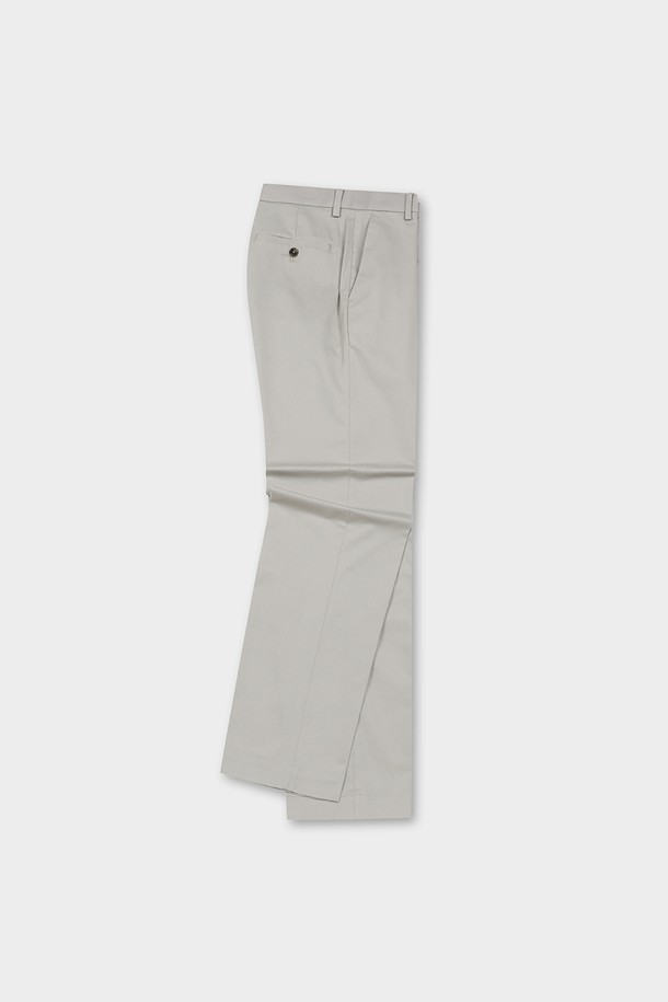 베이직하고 캐주얼한 스타일의 남성용 레귤러핏 코튼 스트레치 어드밴티지 치노입니다. 부드러운 면 소재로 제작되어 편안한 착용감을 선사하며, 봄, 여름, 가을 3계절 모두 활용 가능합니다. 카키 컬러의 무지 디자인으로 어떤 상의에도 잘 어울리며, 일상복으로 활용하기 좋습니다. 스트레치 기능이 더해져 활동성을 높인 긴 바지 치노팬츠입니다. 미니멀하고 클래식한 스타일을 선호하는 남성에게 추천합니다.
