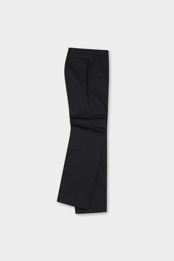 슬림핏 코튼 스트레치 어드밴티지 치노 (블랙) (BBPCMFZ501)는 남성용 치노 팬츠입니다. 부드러운 면 소재에 스트레치 기능이 더해져 편안한 착용감을 제공하며, 봄, 여름, 가을 세 계절 모두 활용 가능합니다. 슬림핏 디자인으로 캐주얼하면서도 미니멀한 스타일을 연출하며, 출근룩이나 비즈니스 캐주얼에도 적합합니다. 블랙 컬러의 무지 디자인으로 다양한 상의와 손쉽게 매치하여 클래식한 스타일을 완성할 수 있습니다.
