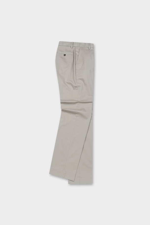 심플하고 세련된 디자인의 슬림핏 코튼 스트레치 어드밴티지 치노 (카키)입니다. 사계절 내내 활용 가능한 베이직한 아이템으로, 일상 및 비즈니스 캐주얼 스타일에 모두 잘 어울립니다. 부드러운 면과 스판덱스 혼방 소재로 제작되어 편안한 착용감과 활동성을 제공하며, 내장형 스트레치 밴딩으로 더욱 안정감 있는 핏을 선사합니다. 플랫 프론트 디자인과 테이퍼드 핏으로 다리가 길어 보이는 효과를 주며, 구김이 적어 관리가 용이합니다. 비스듬한 앞면 포켓과 버튼 뒷면 포켓 디테일로 실용성을 더했습니다.
