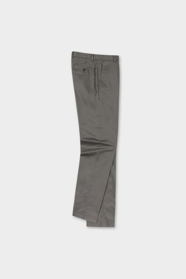 **레귤러핏 헤비웨이트 어드밴티지 치노 (마그넷) (BBPCMMZ532)**

탄탄한 면 소재의 레귤러핏 치노 팬츠입니다. 차분하고 세련된 마그넷 컬러와 베이직한 디자인으로, 다양한 상의와 손쉽게 매치할 수 있습니다. 두꺼운 두께감으로 사계절 내내 착용 가능하며, 출근룩과 비즈니스 캐주얼 스타일, 캐주얼, 클래식, 미니멀 스타일 연출에 적합합니다. 
