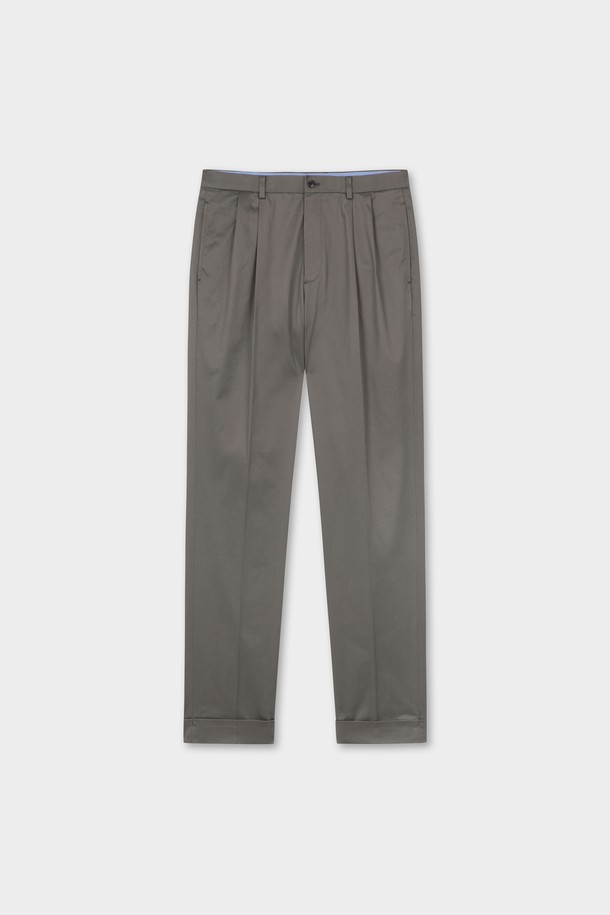 트레디셔널핏 라이트웨이트 어드밴티지 치노 (마그넷) (BBPCMMZ503)는 남성용 치노 팬츠입니다. 봄, 여름 시즌에 적합하며, 가볍고 부드러운 면 소재로 제작되어 편안한 착용감을 선사합니다. 클래식하고 베이직한 스타일로 비즈니스 캐주얼 및 출근룩에 적합하며, 미니멀하고 캐주얼한 스타일 연출에도 용이합니다. 레귤러핏에 가까운 트레디셔널핏으로, 얇은 두께감과 마그넷 컬러의 무지 디자인이 특징입니다. 긴 기장으로 다양한 상의와 매치하여 활용할 수 있습니다.
