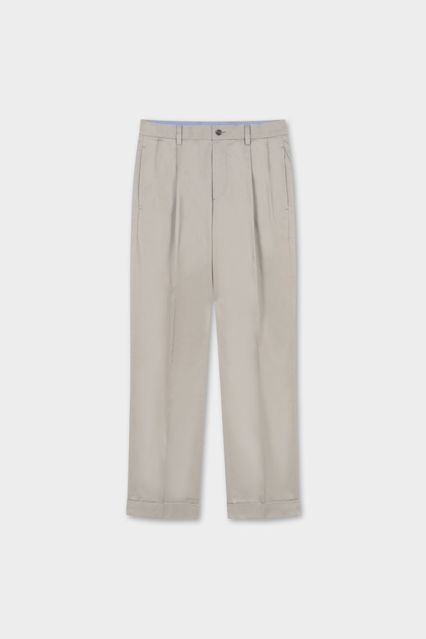 트레디셔널핏 라이트웨이트 어드밴티지 치노(카키)는 부드러운 면 소재로 제작되어 편안한 착용감을 선사하는 남성용 치노 팬츠입니다. 봄, 여름 시즌에 적합하며, 얇은 두께감과 레귤러핏으로 시원하고 활동적인 느낌을 줍니다. 클래식, 베이직 스타일을 기반으로 비즈니스 캐주얼 및 출근룩에 활용하기 좋으며, 미니멀하고 캐주얼한 스타일 연출에도 용이합니다. 카키 컬러의 무지 디자인으로 다양한 상의와 손쉽게 매치할 수 있어 활용도가 높습니다. 트레디셔널핏으로 제작되어 안정감 있는 핏을 제공합니다.
