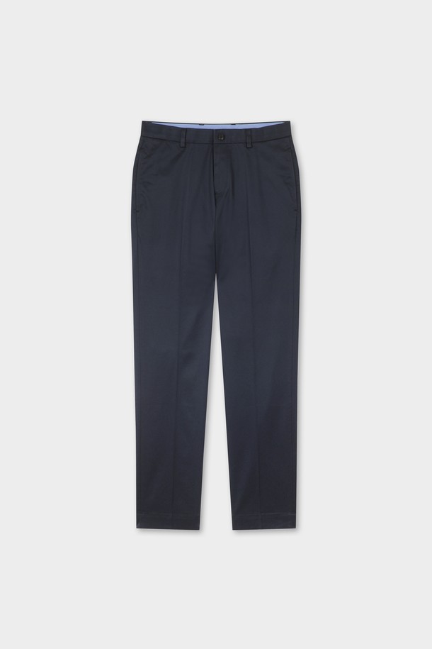 네이비 컬러의 레귤러핏 라이트웨이트 어드밴티지 치노 팬츠입니다. 봄, 여름 시즌에 적합하며, 가볍고 부드러운 면 소재로 제작되어 편안한 착용감을 선사합니다. 베이직하고 캐주얼한 스타일로, 출근룩이나 비즈니스 캐주얼에 활용하기 좋습니다. 미니멀하고 클래식한 디자인으로 다양한 상의와 매치하여 스타일리시하게 연출할 수 있습니다. 얇은 두께감과 레귤러핏으로 시원하고 깔끔한 핏을 제공합니다.
