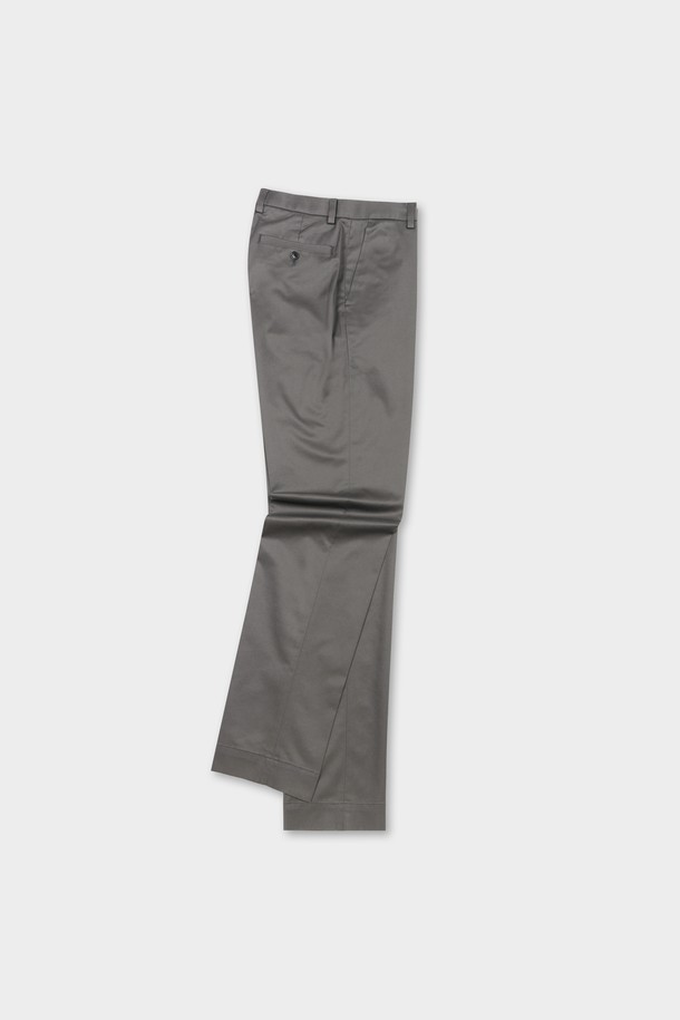 슬림핏 라이트웨이트 어드밴티지 치노(마그넷) (BBPCMMZ501)는 남성용 치노 팬츠입니다. 봄, 여름, 가을에 착용하기 좋으며, 가볍고 부드러운 면 소재로 제작되어 편안한 착용감을 선사합니다. 베이직하고 캐주얼한 스타일로, 출근룩이나 비즈니스 캐주얼에 활용하기 좋습니다. 슬림핏 디자인과 무지 패턴, 마그넷 및 그레이 컬러로 미니멀하고 클래식한 분위기를 연출합니다.
