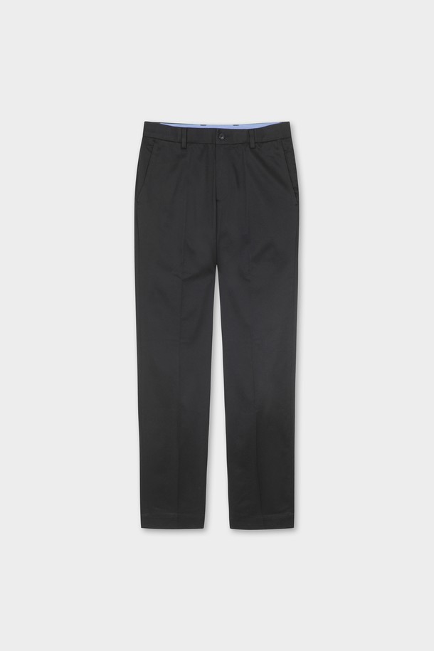 **슬림핏 라이트웨이트 어드밴티지 치노 (블랙) (BBPCMMZ501)**

가볍고 시원한 착용감의 남성용 슬림핏 치노 팬츠입니다. 봄, 여름, 가을 세 계절 활용 가능하며, 베이직하고 캐주얼한 스타일을 연출합니다. 면 소재로 제작되어 부드러운 촉감을 제공하며, 슬림핏 디자인으로 깔끔한 핏을 선사합니다. 출근룩과 비즈니스 캐주얼에 적합하며, 미니멀, 캐주얼, 클래식 스타일을 즐겨 입는 남성에게 추천합니다. 무지 디자인의 블랙 컬러로 어떤 상의와도 매치하기 용이합니다.
