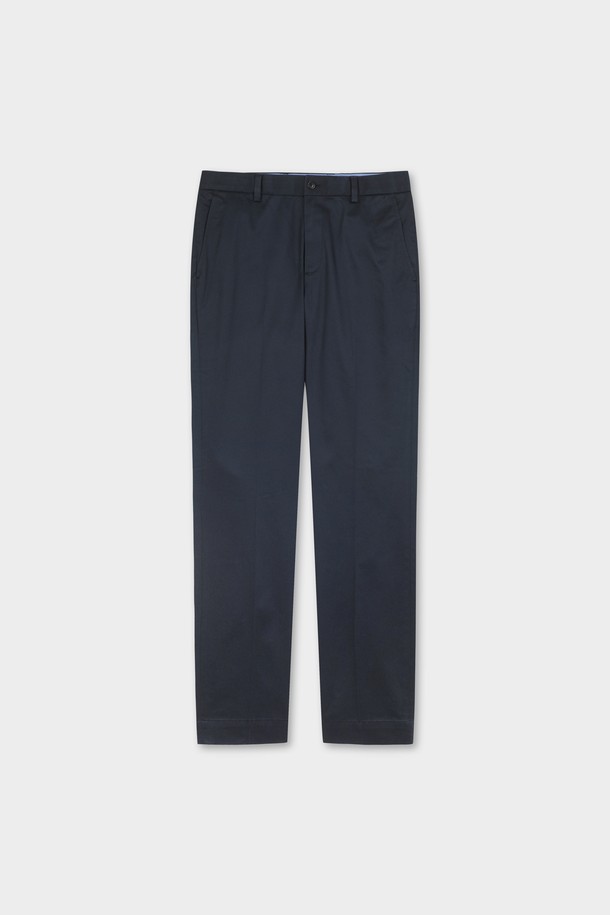 **슬림핏 라이트웨이트 어드밴티지 치노 (네이비) (BBPCMMZ501)**는 봄, 여름, 가을에 착용하기 좋은 남성용 슬림핏 치노 팬츠입니다. 가볍고 부드러운 면 소재로 제작되어 편안한 착용감을 선사하며, 베이직하고 캐주얼한 스타일을 연출하기에 좋습니다. 차분한 네이비 컬러와 무지 디자인으로 다양한 상의와 손쉽게 매치할 수 있습니다. 얇은 두께감으로 시원하게 착용 가능하며, 슬림핏 디자인이 다리 라인을 깔끔하게 잡아줍니다. 일상생활에서 미니멀한 스타일을 즐기기에 적합한 아이템입니다.
