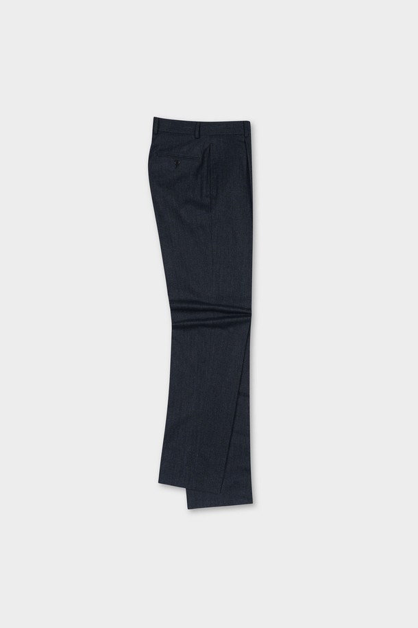 네이비 컬러의 코튼 플란넬 헤링본 트라우저 (BBPCMNF406)입니다. 부드러운 촉감의 면과 플란넬 소재로 제작되어 가을, 겨울 시즌에 따뜻하게 착용하기 좋습니다. 헤링본 패턴이 클래식한 무드를 더하며, 레귤러 핏으로 편안한 착용감을 선사합니다. 출근룩, 비즈니스 캐주얼, 모임룩 등 다양한 TPO에 활용 가능하며, 미니멀, 캐주얼 스타일과 잘 어울립니다.
