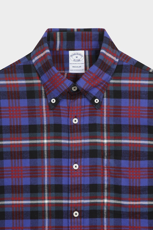 소멜로스 플란넬 체크 셔츠 (블루) (BBTHMMF401)는 남성용 셔츠로, 가을과 겨울에 따뜻하게 착용하기 좋은 두꺼운 두께감의 플란넬 소재입니다. 블루, 레드, 네이비 컬러의 체크 패턴이 돋보이며, 버튼다운 디자인과 긴소매로 제작되었습니다. 레귤러핏으로 제작되어 편안한 착용감을 제공하며, 캐주얼, 클래식, 미니멀 스타일을 모두 소화할 수 있습니다. 출근룩과 비즈니스 캐주얼에도 활용 가능한 활용도 높은 아이템입니다. 부드러운 촉감의 플란넬 소재가 포근함을 더합니다.
